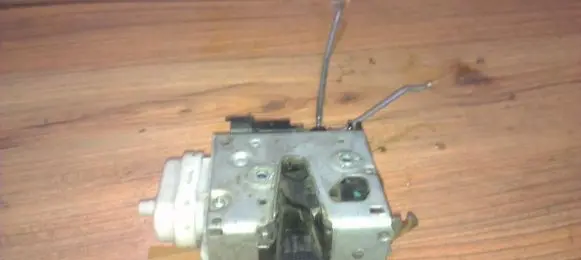 Audi A4 S4 B5 8D Front door lock 8d2837016f