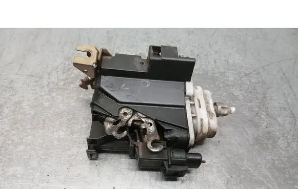 Audi A4 S4 B5 8D Front door lock 8D1837015E