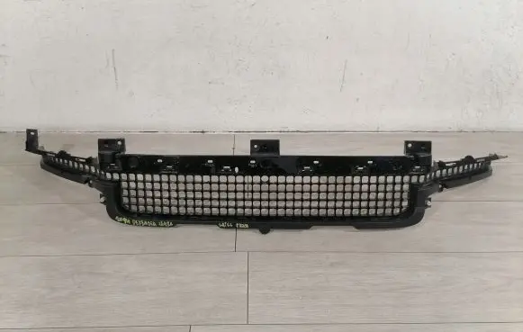 Land Rover Defender Front bumper upper radiator grill L8B217F791A