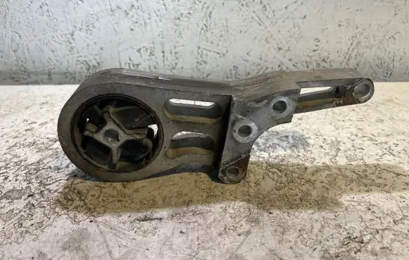 Volvo XC90 Engine mount bracket