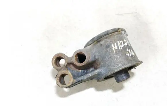 Mazda 626 Engine mount bracket