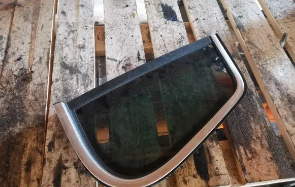 Volkswagen Tiguan Rear side window