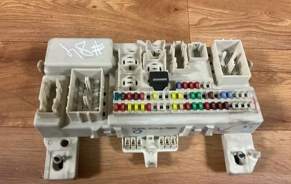 Mazda 3 I Fuse module BS3E66730D 05008466 519199020