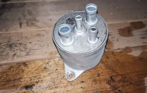 Subaru Legacy Oil filter mounting bracket