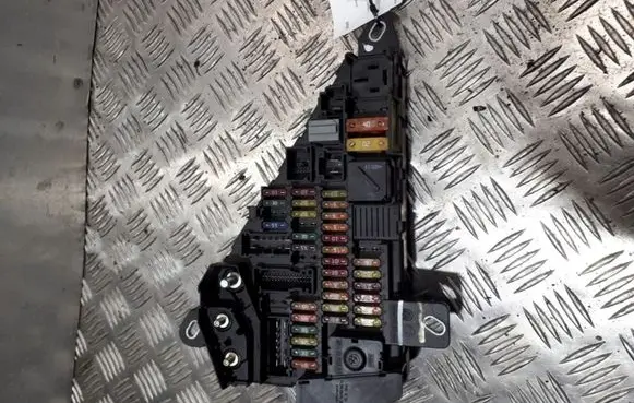BMW 5 E60 E61 Fuse module 6906588