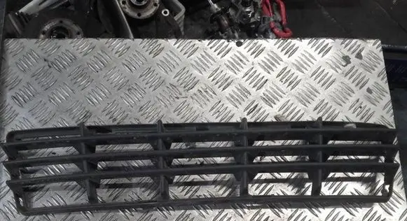 Volvo V50 Front bumper lower grill