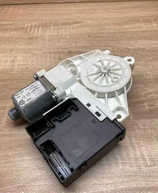 Volkswagen Tiguan Front door window regulator motor 3C0959793C 1K5837401