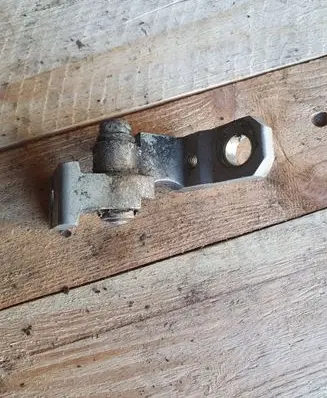 Volkswagen Touran I Front door upper hinge 600831401B