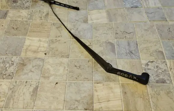 Mitsubishi Colt Front wiper blade arm 6832