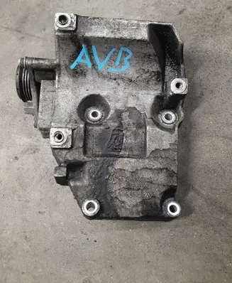 Engine mounting bracket