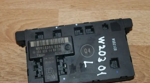 Mercedes-Benz C W203 Door control unit/module 2038201485
