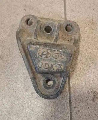 Hyundai i40 Engine mounting bracket