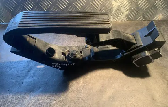 Mercedes-Benz CLS C219 Accelerator throttle pedal A2118000504