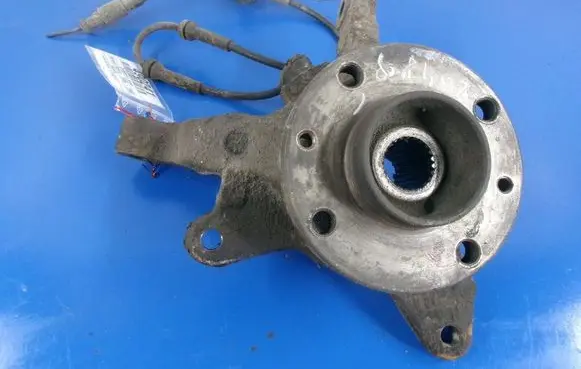 Renault Scenic I Front wheel hub spindle knuckle