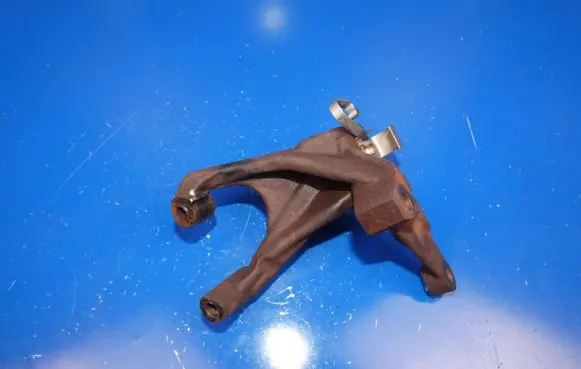 Engine mounting bracket