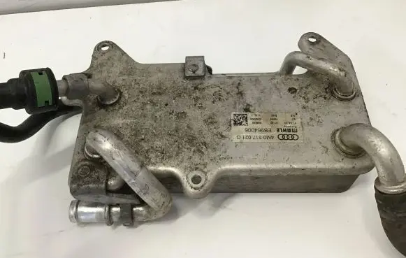 Volkswagen Touareg III Engine oil radiator 4M0317021
