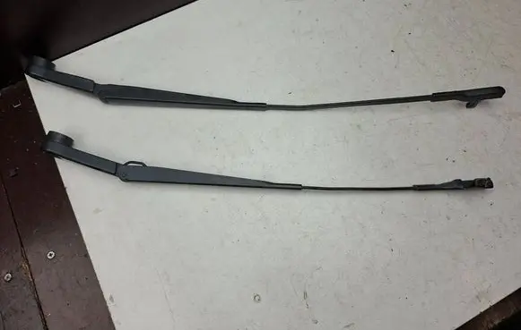 Windshield/front glass wiper blade