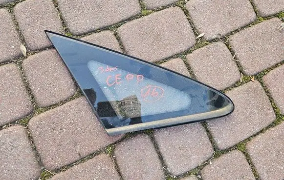 Opel Corsa E Front triangle window/glass