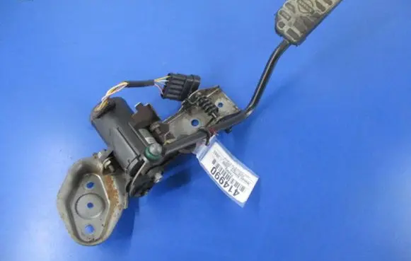 Nissan Almera Tino Accelerator throttle pedal 189195M300