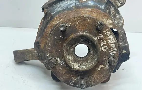 Nissan X-Trail T30 Front wheel hub