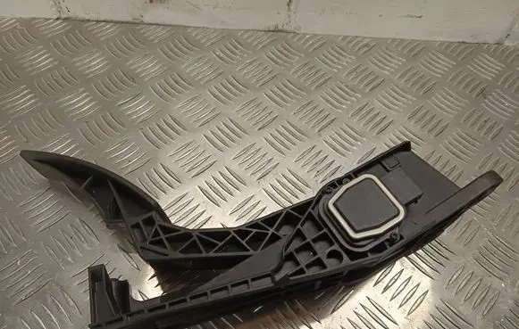 Mercedes-Benz ML W164 Accelerator throttle pedal A1643000004 0432 ZGS008