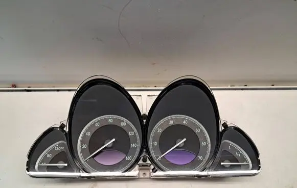 Speedometer (instrument cluster)