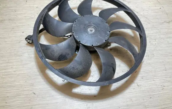 Radiator cooling fan shroud