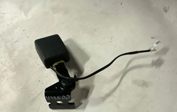 Hyundai i30 Rear seatbelt buckle