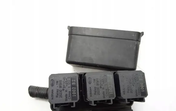Nissan Qashqai Relay mounting block 