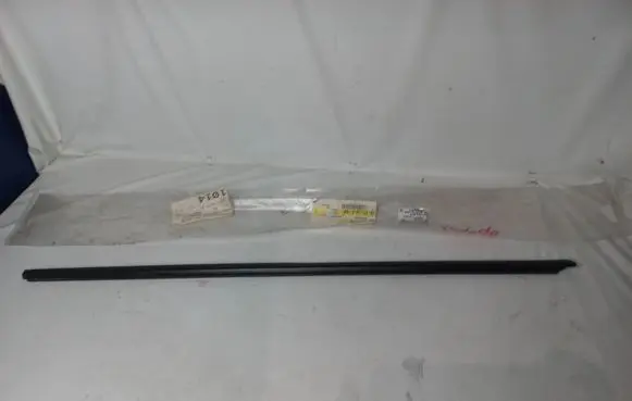 Volkswagen Amarok Door glass trim 2H0837704C