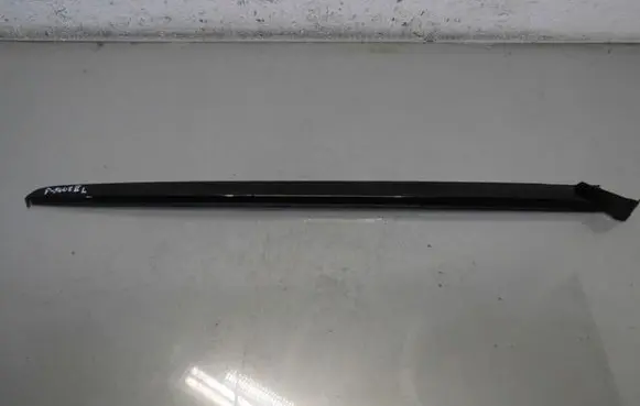 Peugeot 5008 II Windshield trim