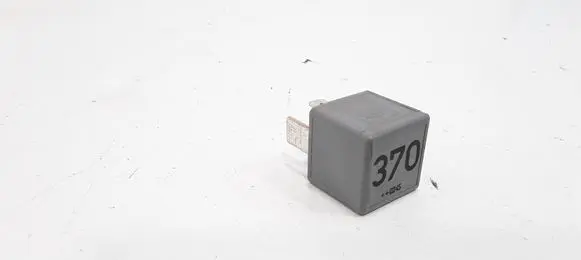 Volkswagen PASSAT B5.5 Other relay 8D0951253