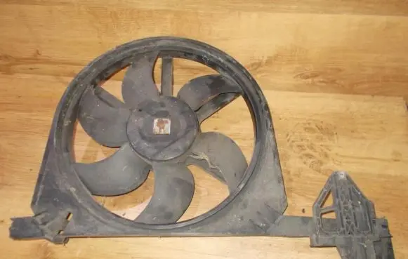 Radiator cooling fan shroud