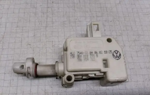 Volkswagen PASSAT B5.5 Central locking motor 3B0959782 3B0810773B