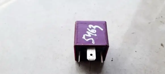 Volkswagen PASSAT B5.5 Other relay 431951253G
