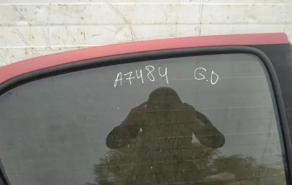 Peugeot 206 Rear door window glass