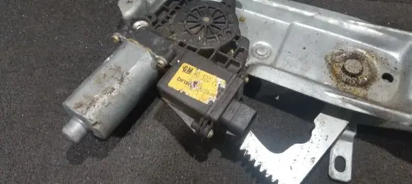 Opel Tigra A Front door window regulator motor 0130821655