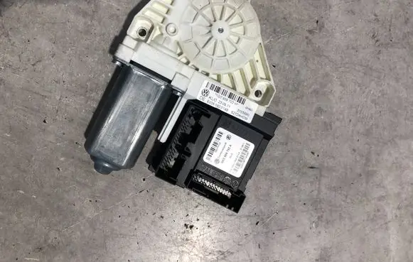 Volkswagen Scirocco Front door window regulator motor 1Q0959702H 5K0959792A