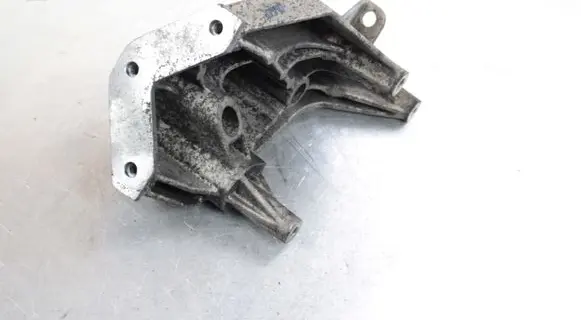 Volkswagen Polo IV 9N3 Engine mounting bracket 045199207