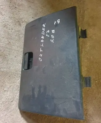 Mitsubishi Outlander Glove box