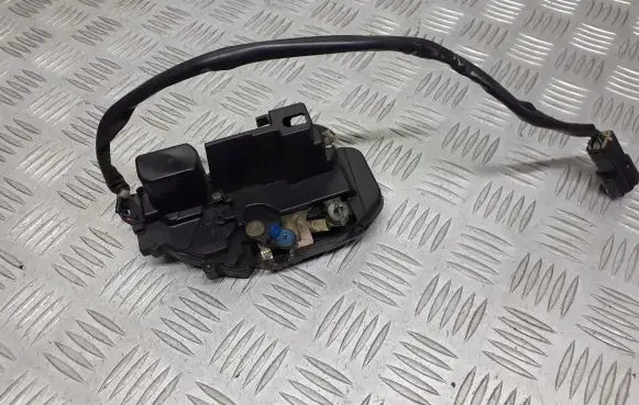 KIA Carens II Front door lock