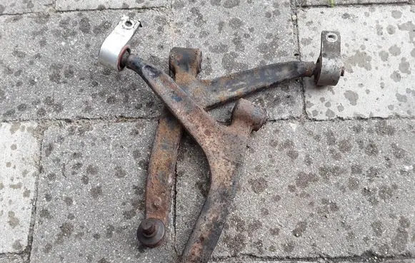 Citroen Xsara Picasso Front lower control arm/wishbone