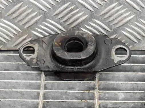 Nissan Juke I F15 Engine mount bracket