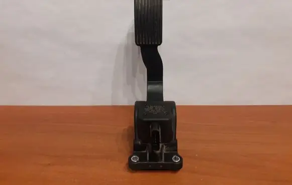 Mercedes-Benz Sprinter W906 Accelerator throttle pedal A9063000304 6883