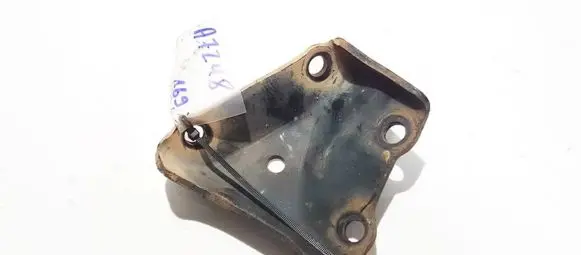 Toyota Avensis Verso Engine mounting bracket