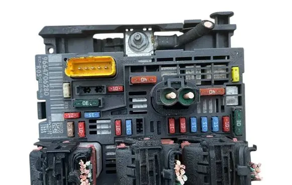 Peugeot 308 Fuse module 9664706280