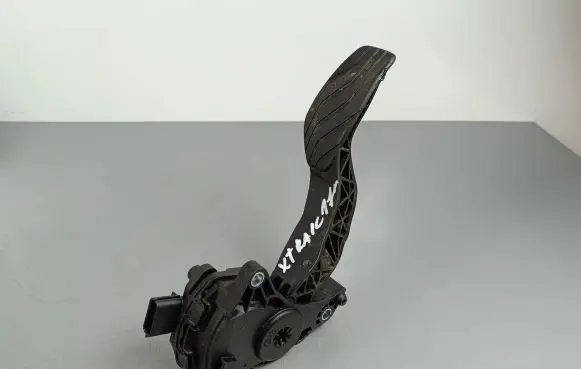 Nissan X-Trail T32 Accelerator throttle pedal 180024CL0B