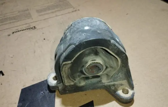 Honda FR-V Engine mount bracket