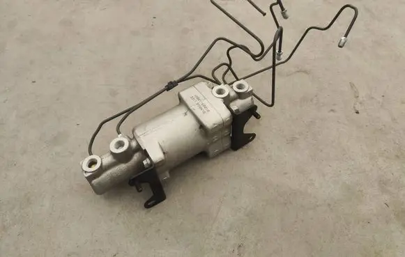 Toyota Land Cruiser (J200) Air suspension compressor/pump 4908160010 5311058KYB