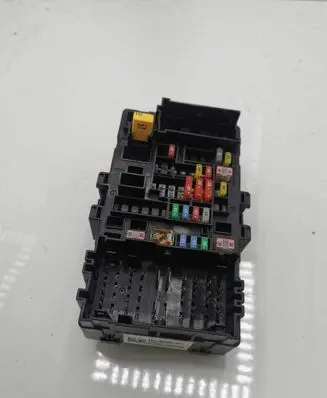 Cadillac Escalade IV Fuse module 23418064 322100921 718845576
